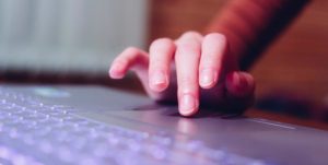 Chuột laptop không click được