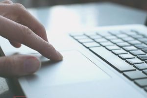 chuột laptop không kéo lên xuống được